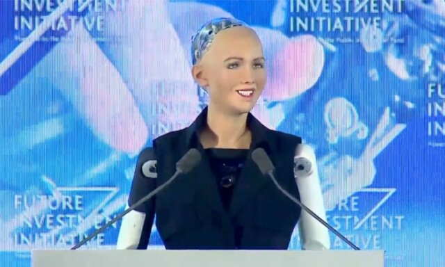 image: Roboten Sophia blir intervjuet, etter å ha sagt at hun skal destruere alle mennesker